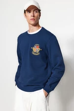 Trendyol Indigo Men's Regular/Regular Cut Crewneck Sweatshirt with Embroidered Crest and a Soft Pile Cotton Sweatshirt.