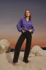 High-waisted jeans