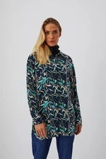 Patterned shirt with an elongated fit