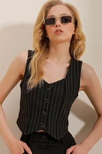Trend Alaçatı Stili Dámská černá pruhovaná vesta s knoflíky srdíčkového límce