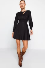 Trendyol Czarna taliowana mini sukienka z przeszyciami gabardynowymi