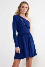 Elegantné večerné šaty Trendyol so saksovým pásom/šaty s výrezmi/pletené šaty s detailom výrezu