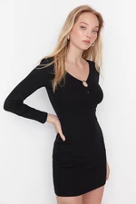 Čierne pletené šaty s výrezmi od značky Trendyol