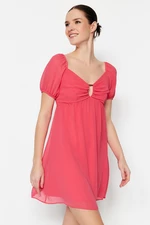 Trendyol Pink Window Szczegółowa sukienka z podszewką w kształcie litery A / dzwonka