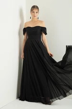 Dámské černé večerní šaty Lafaba s lodním výstřihem, dlouhým lesklým splývavým střihem a rozparkem.