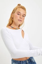 Trendyol White Cut Out Detailed Crop Knitted Blouse