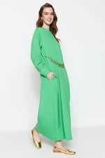 Trendyol zelené večerní šaty z krepu s řetízkovým pasem a řetízkovým páskem, v pohodlném střihu
