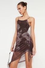Trendyol hnědé tištěné shromážděné detailní vypasované vypasované tylové mini pletené šaty s podšívkou